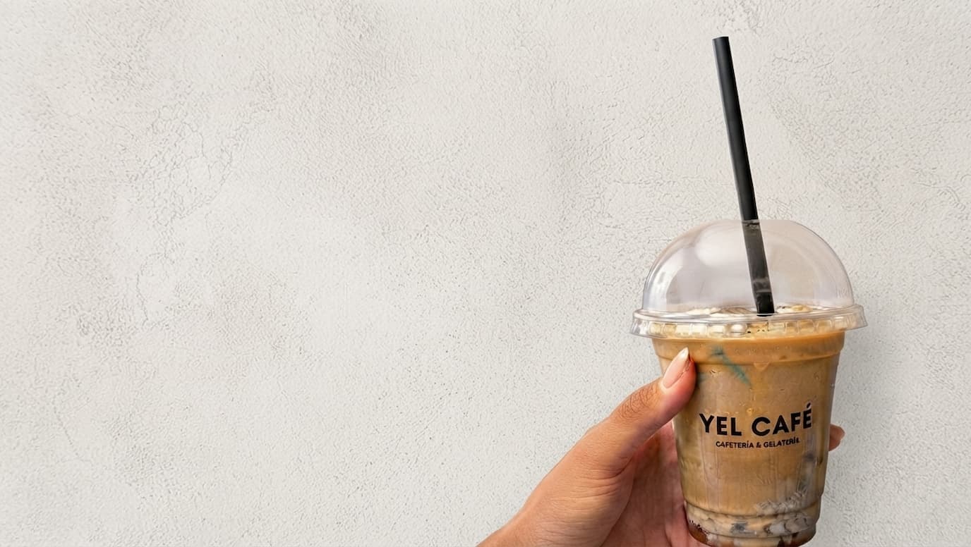 Café helado de YEL CAFÉ en vaso con pajita