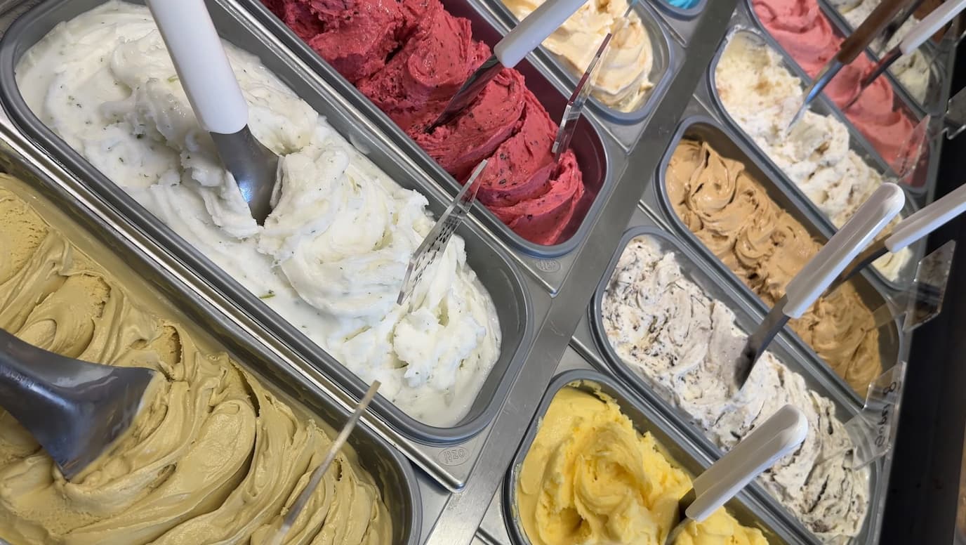 Vitrina con los sabores de gelato artesanal de YEL CAFÉ